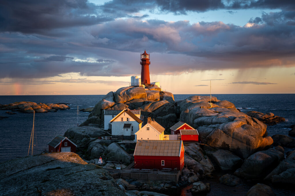 Svenner fyr solnedgang